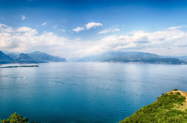 İtalya, Garda Gölü 'ndeki Manerba Kayası' ndan panoramik hava manzarası