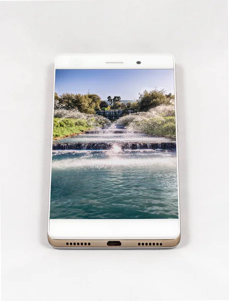 Modernes Smartphone Mit Vollbild Bild Des Wasserfalls Rom Italien Konzept — Stockfoto