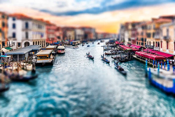 风景秀丽的运河在日落从标志性的交易所桥梁 一个主要地标在意大利威尼斯 应用倾斜移位效果 — 图库照片