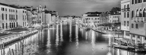 意大利威尼斯大运河的美丽映照下的夜景 — 图库照片