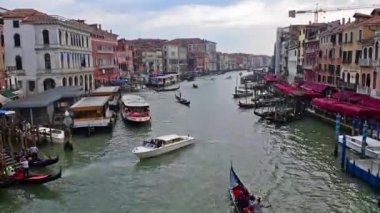Venice, İtalya - 29 Nisan: Doğal görünümü ile trafik tekneleri ve gondollar büyük ikonik Rialto Köprüsü, Venedik, İtalya, büyük dönüm noktası biri 29 Nisan 2018 üzerinde görüldüğü gibi görüldüğü gibi kanal içinde