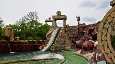 Castelnuovo Del Garda, İtalya - 1 Mayıs: insanlar bir tema alan Gardaland eğlence parkı Lake Garda, İtalya, 1 Mayıs 2018 zevk. Parkta her yıl yaklaşık 3 milyon ziyaretçi çeken