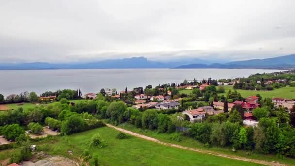 Panorama Flygfoto Över Gardasjön Från Castelnuovo Sul Garda Italien Panorering — Stockvideo