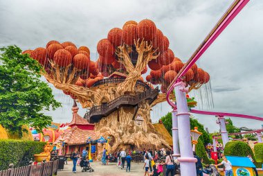 Castelnuovo Del Garda, İtalya - 1 Mayıs: Dev ağaç Gardaland eğlence parkı Lake Garda, İtalya, 1 Mayıs 2018. Parkta her yıl yaklaşık 3 milyon ziyaretçi çeken
