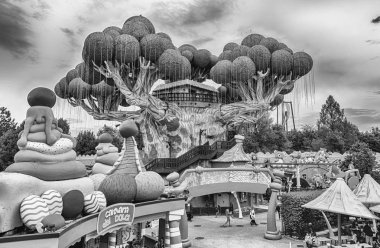 Castelnuovo Del Garda, İtalya - 1 Mayıs: Dev ağaç Gardaland eğlence parkı Lake Garda, İtalya, 1 Mayıs 2018. Parkta her yıl yaklaşık 3 milyon ziyaretçi çeken