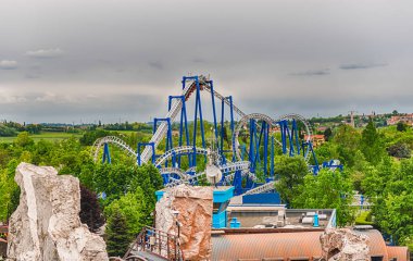 Castelnuovo Del Garda, İtalya - 1 Mayıs: Rollercoaster Gardaland eğlence parkı Lake Garda, İtalya, 1 Mayıs 2018. Parkta her yıl yaklaşık 3 milyon ziyaretçi çeken