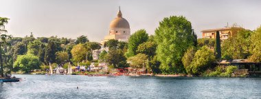 EUR bölgesindeki yapay göl manzarası, Roma, İtalya