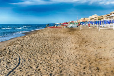 İtalya 'nın orta kesimindeki Thyrrenian sahilinde manzaralı kumlu bir sahil manzarası