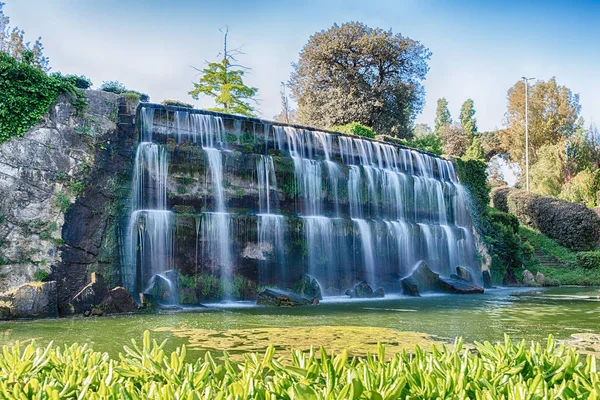 ユーロ Eur 人工湖 ローマ イタリアの南に近代的な地区の大きな噴水で風光明媚な滝と長時間露光 — ストック写真