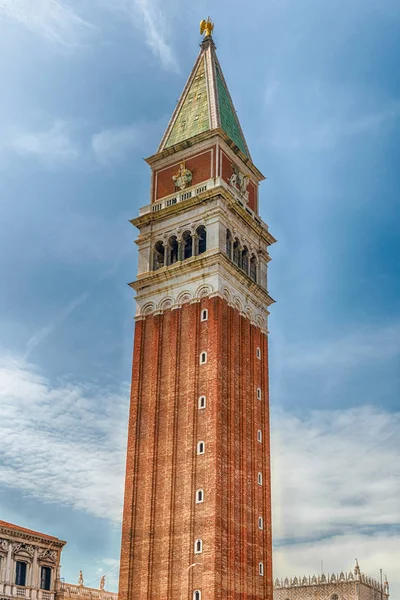 Der Glockenturm Der Basilika Von Mark Venedig Italien Befindet Sich — Stockfoto