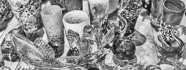 ムラーノ島 ヴェネツィア イタリアで販売のための伝統的なカラフルなムラノガラスのゴブレット 島はガラス作りで有名な観光客に人気のスポットです — ストック写真