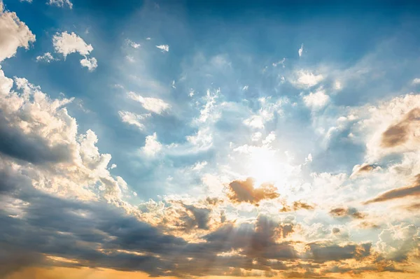 Mavi gökyüzü güzel dramatik günbatımı ve kopya alanı ile arka plan olarak kullanılabilir