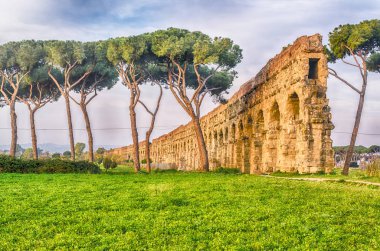 İkonik Parco degli Acquedotti kalıntıları, Roma, İtalya. Halk parkına, içinden geçen 7 antik su kemerinin adı verildi.