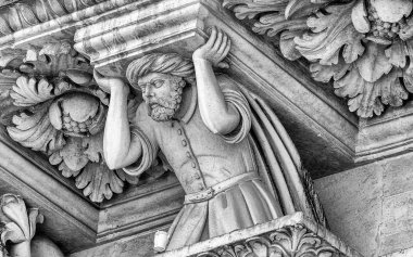 Lecce 'deki Kutsal Haç Kilisesi cephesinde heykel. Salento, Apulia, İtalya 'da barok sanatının başyapıtı
