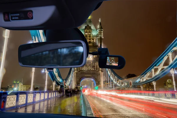 通过一个 Dashcam 汽车相机安装在一个挡风玻璃上 在夜晚的塔楼桥 标志性地标在伦敦 — 图库照片