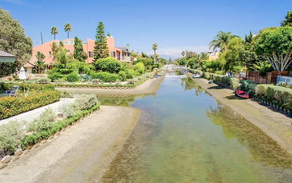カリフォルニア州ロサンゼルスのベニスビーチに運河がある住宅街 — ストック写真