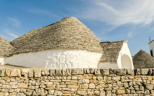 Alberobello, Apulia, İtalya 'da konik çatıları olan tipik trulli binalar.