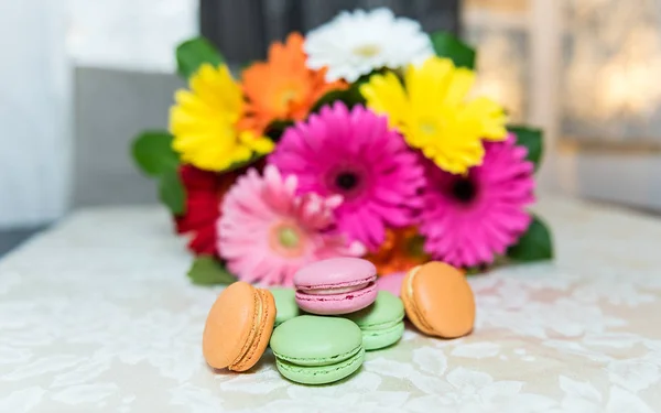 Colorful Mix Macarons Background Gerbers Decoration — Stock Photo, Image