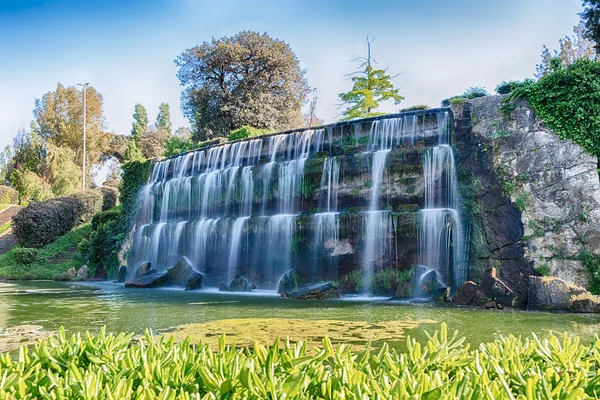 ユーロ Eur 人工湖 ローマ イタリアの南に近代的な地区の大きな噴水で風光明媚な滝と長時間露光 — ストック写真