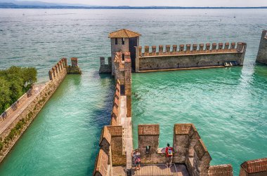 Sirmione, İtalya - Haziran 1: Sirmione, İtalya, 1 Haziran 2014 Scaliger Castle. Su ile çevrili, Scaliger kale Ortaçağ surlarının en iyi örneklerinden biri olarak kabul edilir