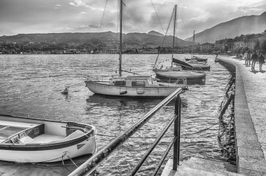 Salo, İtalya - Haziran 1: Kasaba Salo, Lake Garda, İtalya, 1 Haziran 2014 waterfront doğal görünümünü