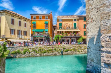 Sirmione, İtalya - Haziran 1: Sirmione, İtalya, 1 Haziran 2014 Scaliger Castle. Su ile çevrili, Scaliger kale Ortaçağ surlarının en iyi örneklerinden biri olarak kabul edilir.