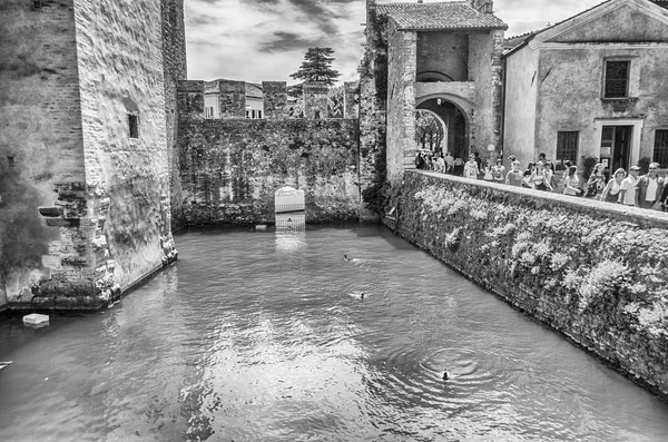 Sirmione Italia Kesäkuu Scaliger Castle Sirmione Italia Kesäkuu 2014 Veden — kuvapankkivalokuva