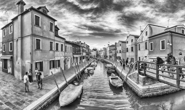 Venecia Italia Abril Vista Panorámica Casas Pintorescas Sobre Canal Burano —  Fotos de Stock