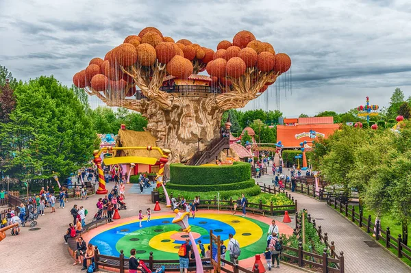 Castelnuovo Del Garda, İtalya - 1 Mayıs: Dev ağaç Gardaland eğlence parkı Lake Garda, İtalya, 1 Mayıs 2018. Parkta her yıl yaklaşık 3 milyon ziyaretçi çeken