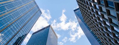 Manhattan, New York, ABD 'deki modern gökdelenlerin alt manzarası. İş, finans, gayrimenkul kavramı