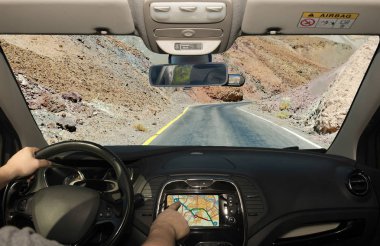 Bir çöl road, Death Valley, ABD doğru bir Gps navigasyon sisteminin dokunmatik ekran kullanırken bir araba