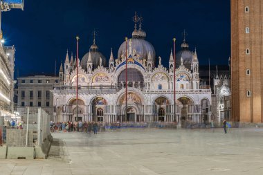 St Mark's Bazilikası, Venedik, İtalya katedral kilise ve cephe gece görünümü. Piazza San Marco içinde bulunan, şehrin en tanınan gezi biridir