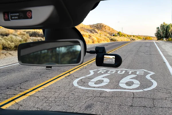 歴史的ルート66を眺めながらフロントガラスに設置されたダッシュカメラを見ると 米国カリフォルニア州の舗装標識があります — ストック写真