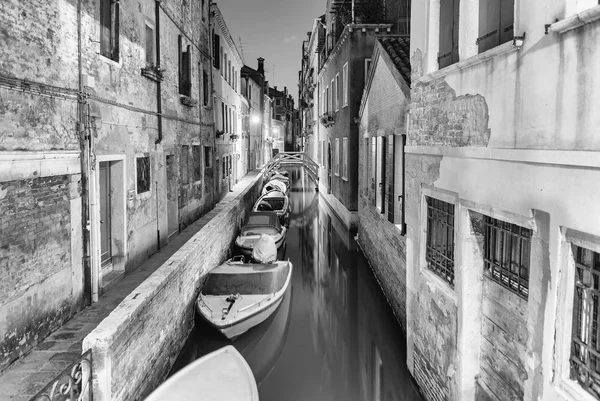 Pohled Malebný Kanál Malý Most Noci Okrese Santa Croce Benátkách — Stock fotografie