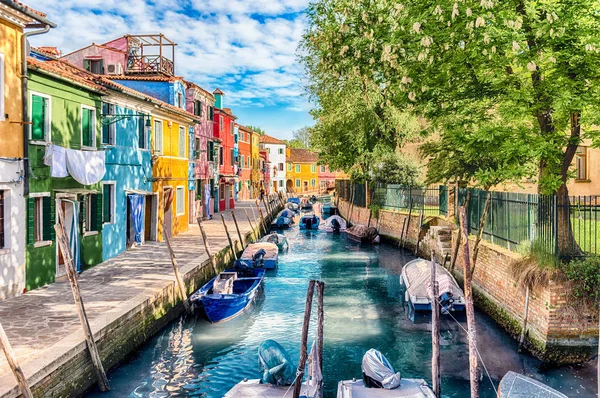 Talya Nın Venedik Burano Adasındaki Kanal Boyunca Renkli Boyalı Evler — Stok fotoğraf