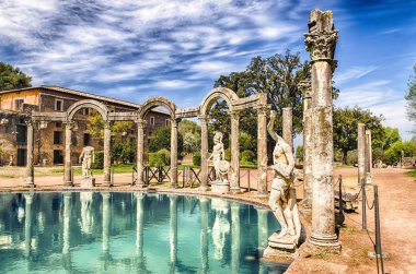 Villa Adriana (Hadrian 'ın Villa' sı), Tivoli, İtalya 'daki Canopus adlı antik havuz, Yunan heykelleriyle çevrilidir.
