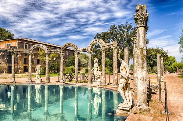 Piscine Antique Appelée Canopus Entourée Sculptures Grecques Dans Villa Adriana — Photo