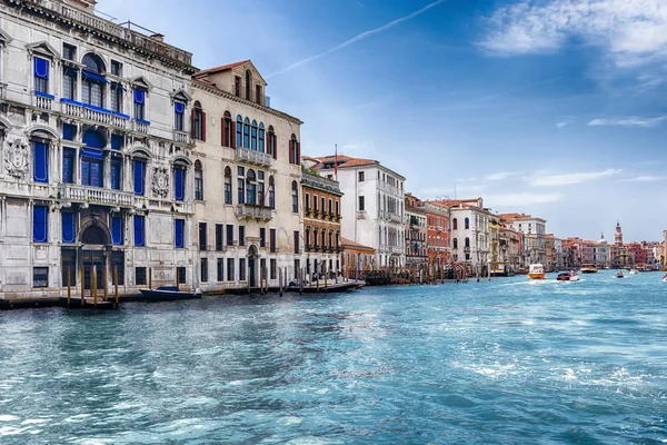 イタリア ヴェネツィアのサン マルコ地区のグランド キャナル沿いの風景建築 — ストック写真