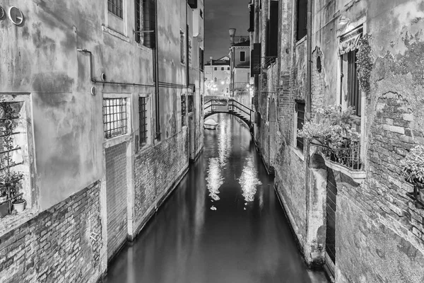 观看风景如画的运河和小桥在晚上在威尼斯的圣马球区 意大利 — 图库照片