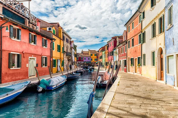 Talya Nın Venedik Burano Adasındaki Kanal Boyunca Renkli Boyalı Evler — Stok fotoğraf