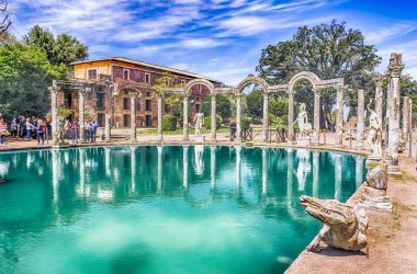 Villa Adriana (Hadrian 'ın Villa' sı), Tivoli, İtalya 'daki Canopus adlı antik havuz, Yunan heykelleriyle çevrilidir.