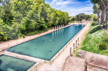 Villa Adriana (Hadrian 'ın Villa' sı), Tivoli, İtalya 'daki Canopus adlı antik havuz, Yunan heykelleriyle çevrilidir.