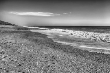 Calabria, İtalya 'da Thyrrenian sahilinde manzaralı kumlu bir sahil manzarası
