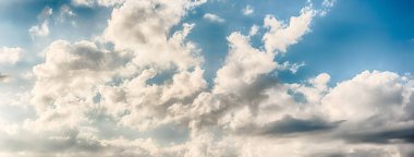 Fotokopi alanı olan manzaralı bulutlu dramatik mavi gökyüzü arka plan olarak kullanılabilir