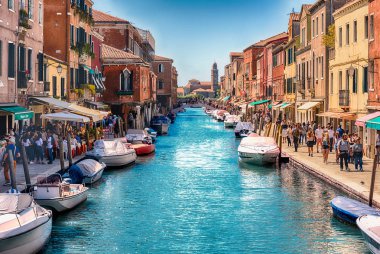 Venice, İtalya - 30 Nisan: Görünümü ada, Murano, Venedik, İtalya, 30 Nisan 2018 doğal kanal Rio dei Vetrai üzerinde. Adanın turistler, onun cam yapımında ünlü için popüler bir cazibe olduğunu
