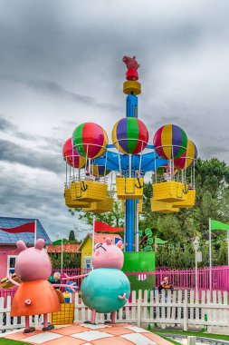 Castelnuovo Del Garda, İtalya - 1 Mayıs: Peppa Pig arsa, tema alan Gardaland eğlence parkı Lake Garda, İtalya, 1 Mayıs 2018. Parkta her yıl yaklaşık 3 milyon ziyaretçi çeken