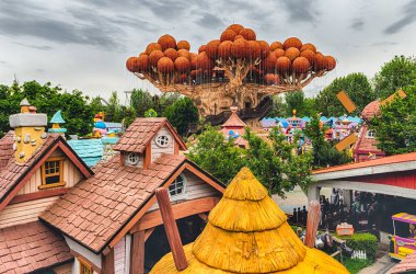 Castelnuovo Del Garda, İtalya - 1 Mayıs: Dev ağaç Gardaland eğlence parkı Lake Garda, İtalya, 1 Mayıs 2018. Parkta her yıl yaklaşık 3 milyon ziyaretçi çeken