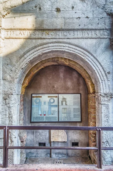 Verona Italië Mei Gevel Van Oude Romeinse Poort Porta Leoni — Stockfoto