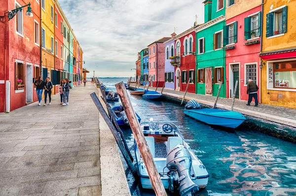 Venezia Italia Aprile Colorate Case Lungo Canale Dell Isola Burano — Foto Stock