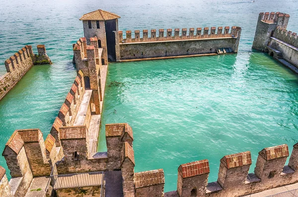 Sirmione, İtalya - Haziran 1: Sirmione, İtalya, 1 Haziran 2014 Scaliger Castle. Su ile çevrili, Scaliger kale Ortaçağ surlarının en iyi örneklerinden biri olarak kabul edilir